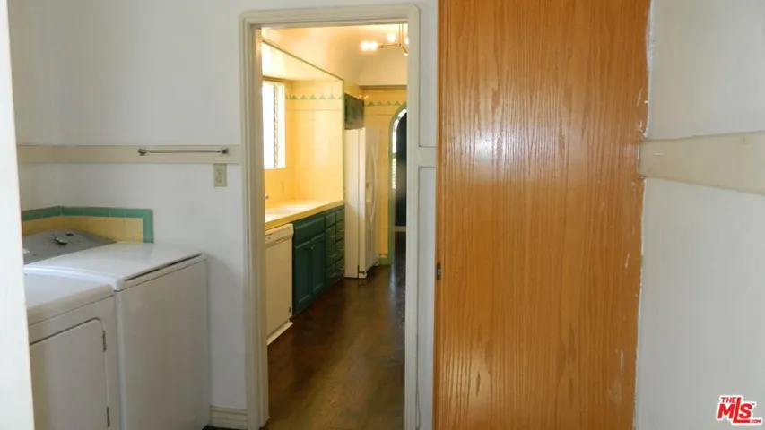 LAUNDRY ROOM/KITCHEN