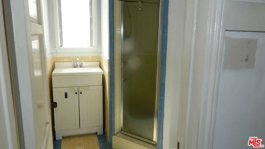 LAUNDRY ROOM/ 3/4 BATH