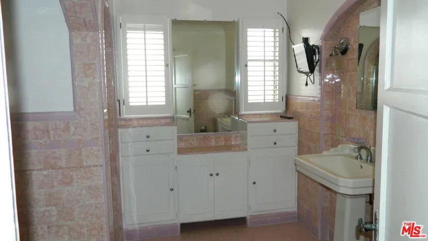MAIN FULL BATHROOM