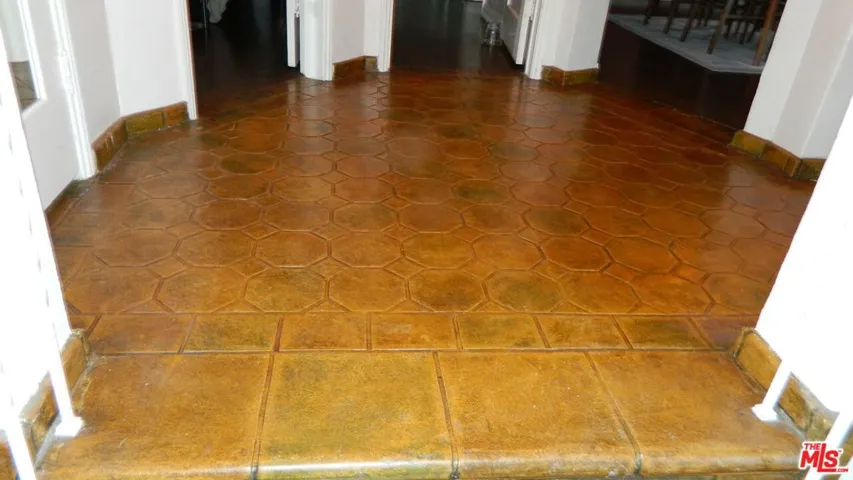ENTRY FLOOR