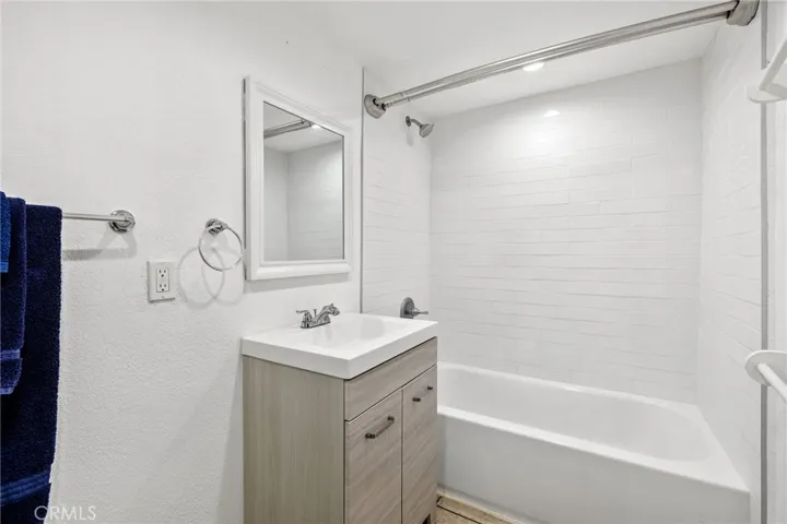Main bathroom w/tub
