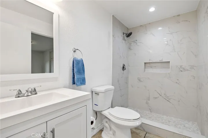 Primary Bathroom w/shower