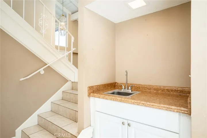 Split level, wet bar.