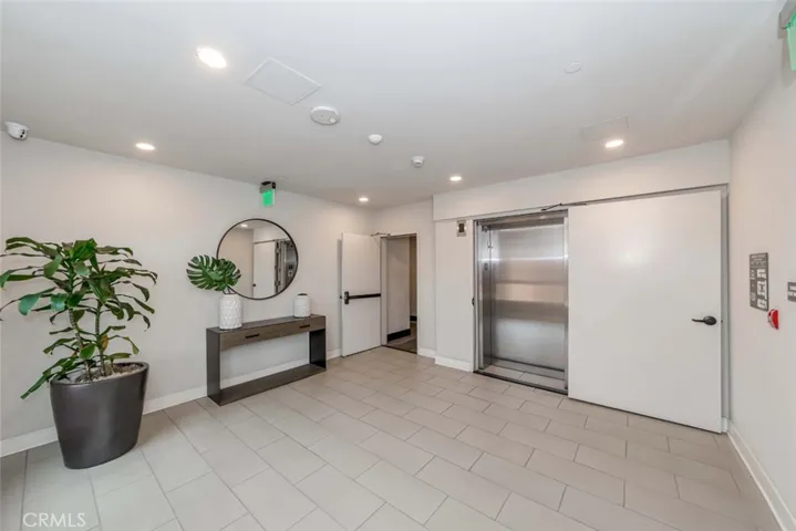 Foyer by 5th floor elevator