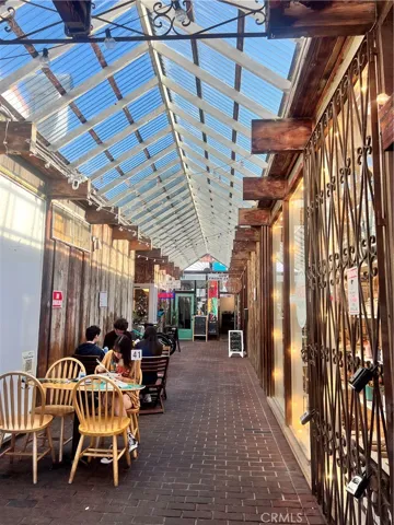 Shopping center where it is located
