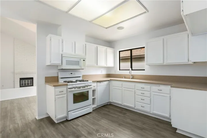 451 Estancia Place, Camarillo, California 93012