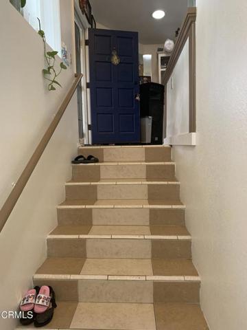 stairs going up to living rm