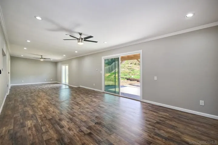 EXTRA LARGE FAMILY ROOM WITH 2 SLIDING DOORS TOWARDS BACKYARD!!