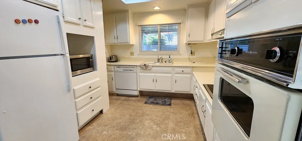 2209 Via Mariposa E. B, Laguna Woods, California 92637