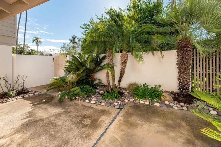 208 Via Osuna, Rancho Santa Fe, California 92091