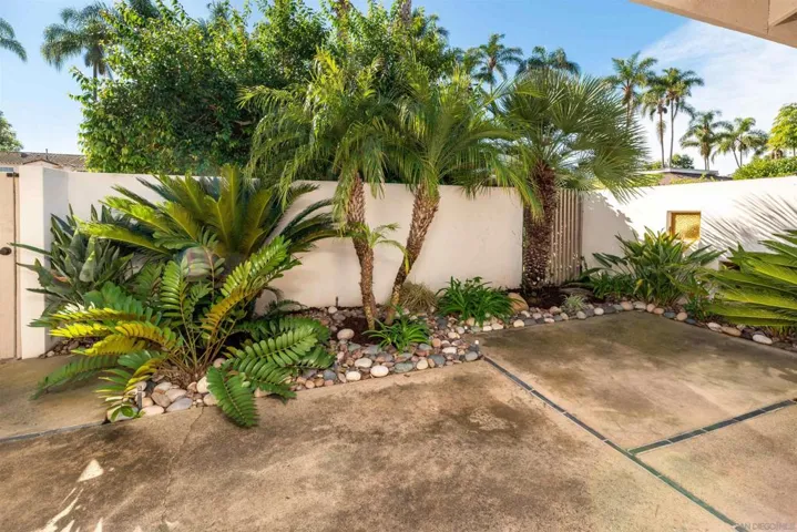 208 Via Osuna, Rancho Santa Fe, California 92091