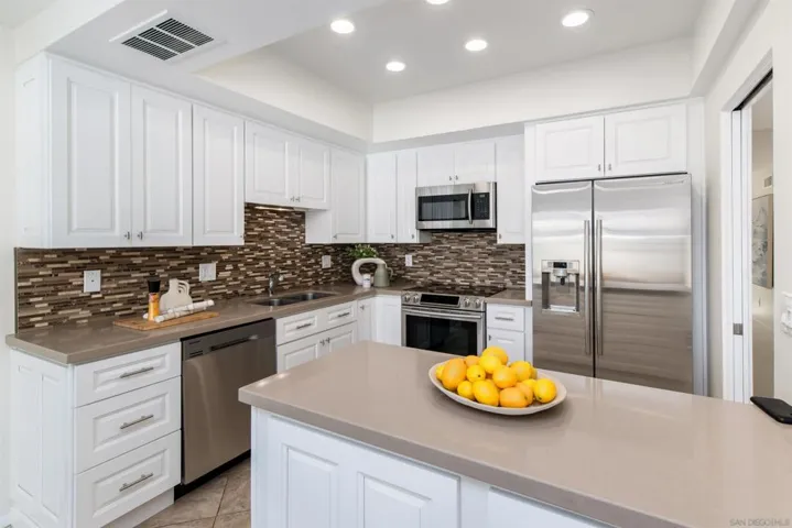 208 Via Osuna, Rancho Santa Fe, California 92091