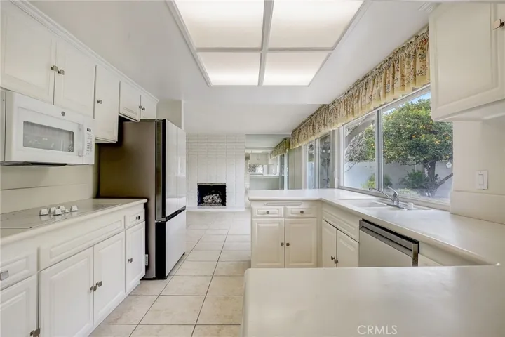 Large flow through kitchen