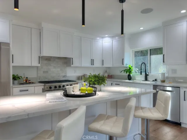 190 E Gainsborough Road, Thousand Oaks, California 91360