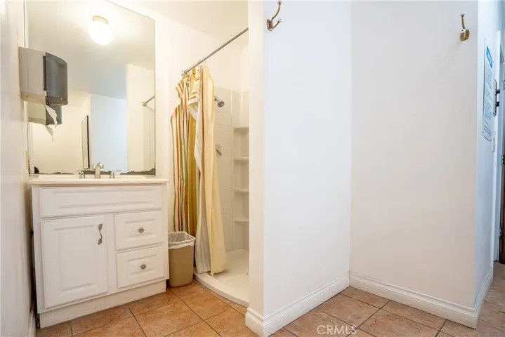 HOA SHOWER/SAUNA