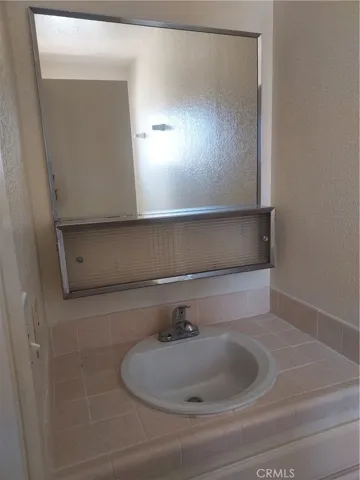Apt. 3 - guest bathroom