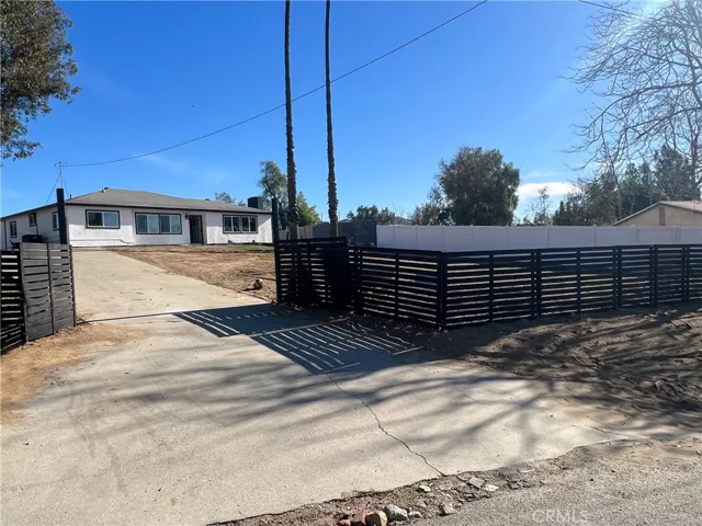 New gate in front