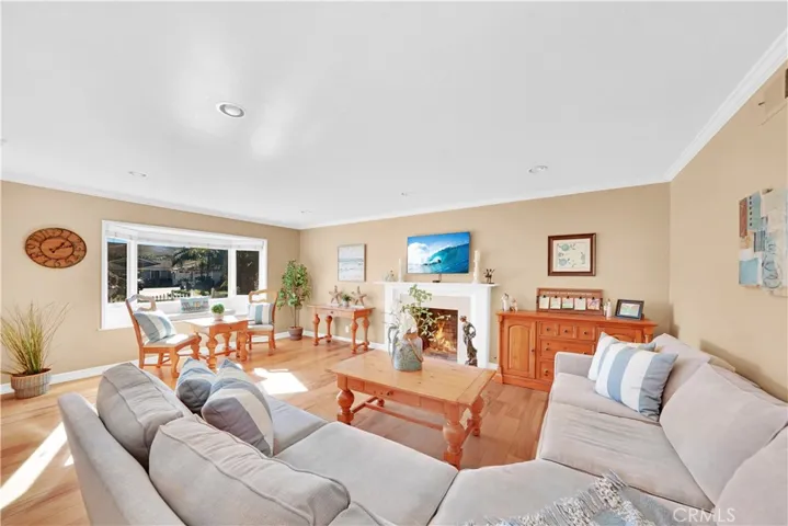 Large Light and Bright Living Room with Bay Window and Window Seat