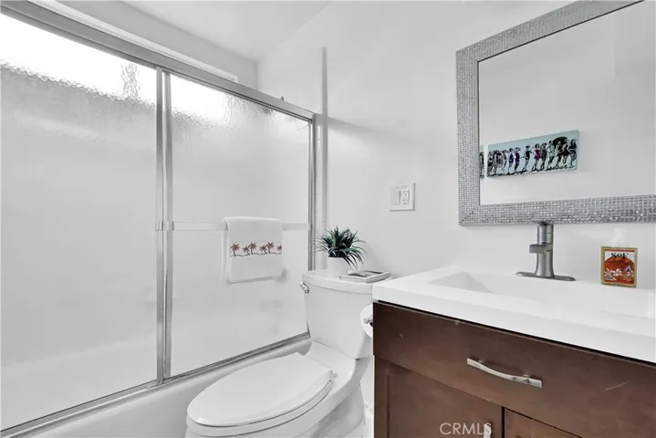 Downstairs Unit Bathroom with Tub/Shower Combo
