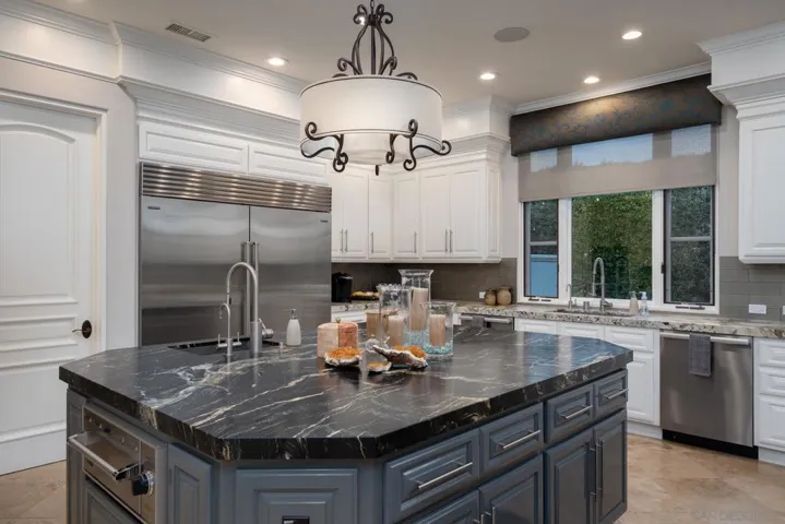 18495 Calle La Serra, Rancho Santa Fe, California 92091