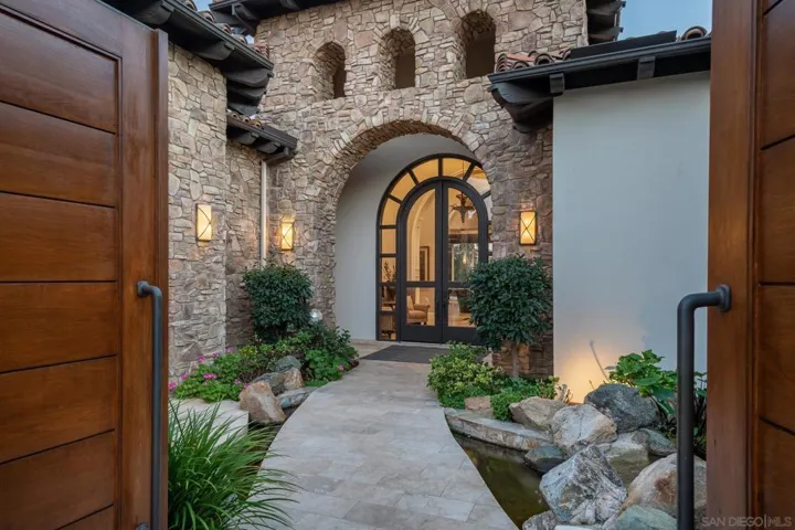 18495 Calle La Serra, Rancho Santa Fe, California 92091