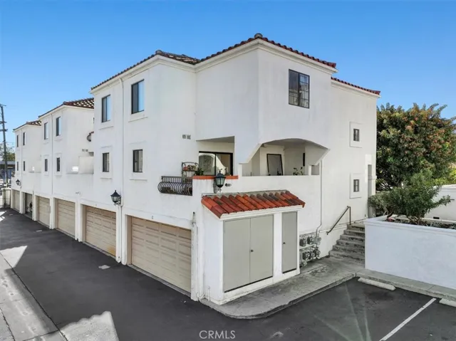 529 W 220th Street 32, Carson, California 90745