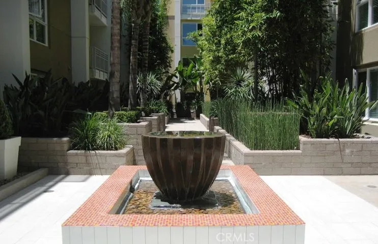 21301 Erwin Street 442, Woodland Hills, California 91367
