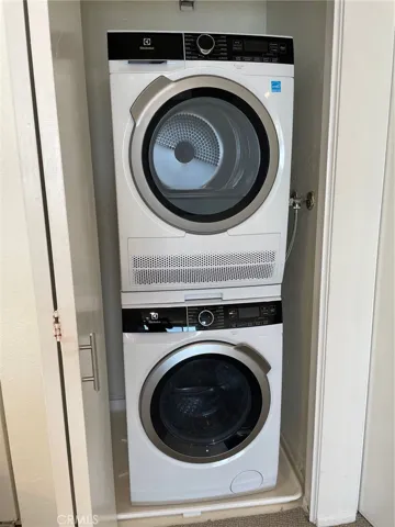 Washer/Dryer Inside