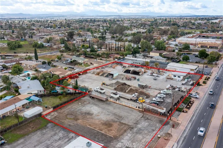 Red property line is approximate and for illustration purposes only.