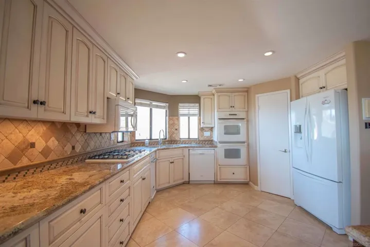 14962 Montana Serena, El Cajon, California 92021