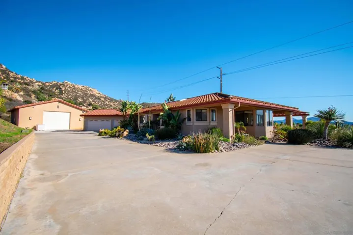 14962 Montana Serena, El Cajon, California 92021