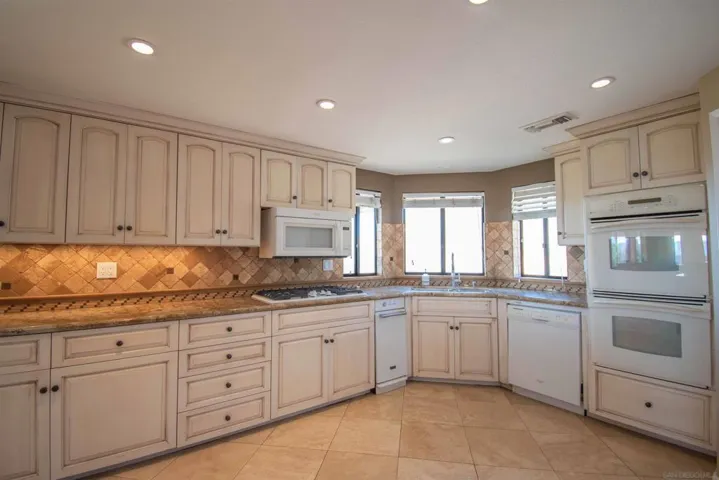 14962 Montana Serena, El Cajon, California 92021