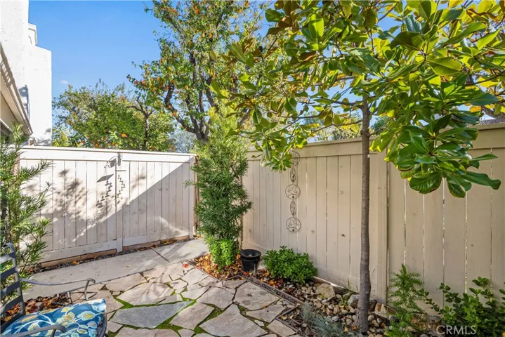 10450 Zelzah Avenue C, Northridge, California 91326