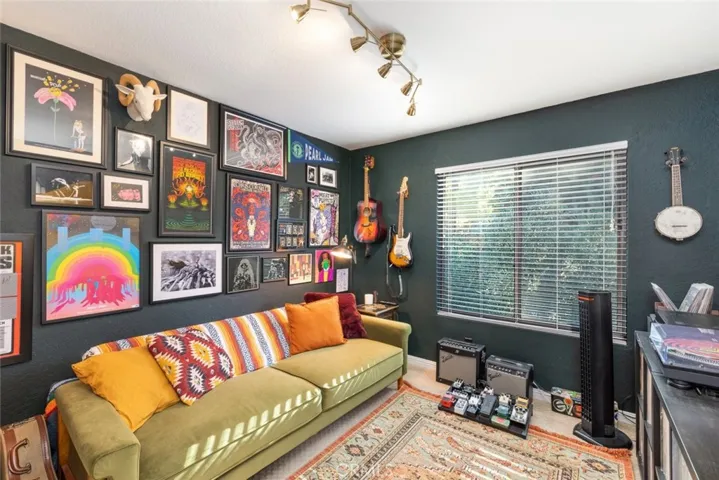 Versatile second bedroom, perfect for any purpose