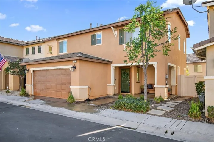 Completely detached free standing home!