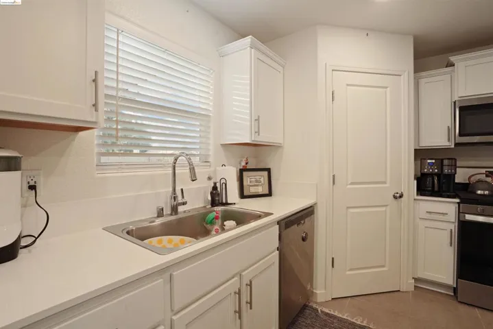 453 Stein Way, Waterford, California 95386-9551
