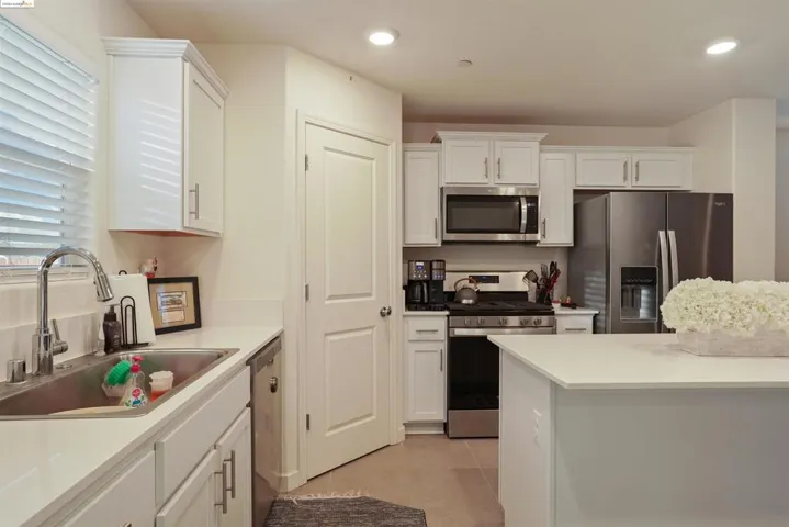 453 Stein Way, Waterford, California 95386-9551