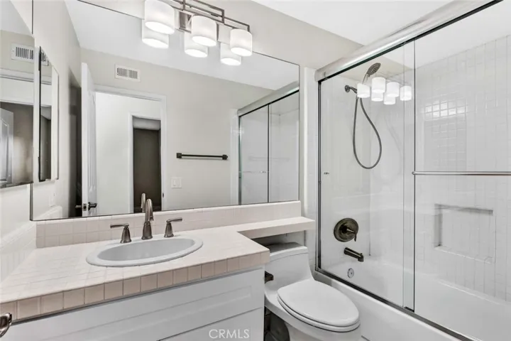 Upstairs 2nd Bathroom