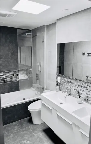 21 7th Place 408, Long Beach, California 90802
