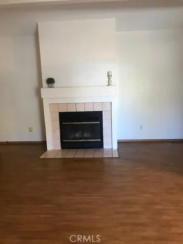 LIVINGROOM FIREPLACE