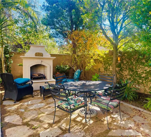 Outdoor fireplace