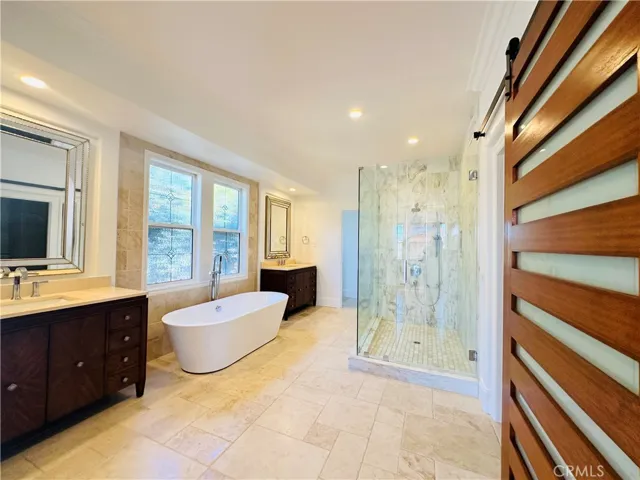 Gorgeous Master bath with separate shower and tub