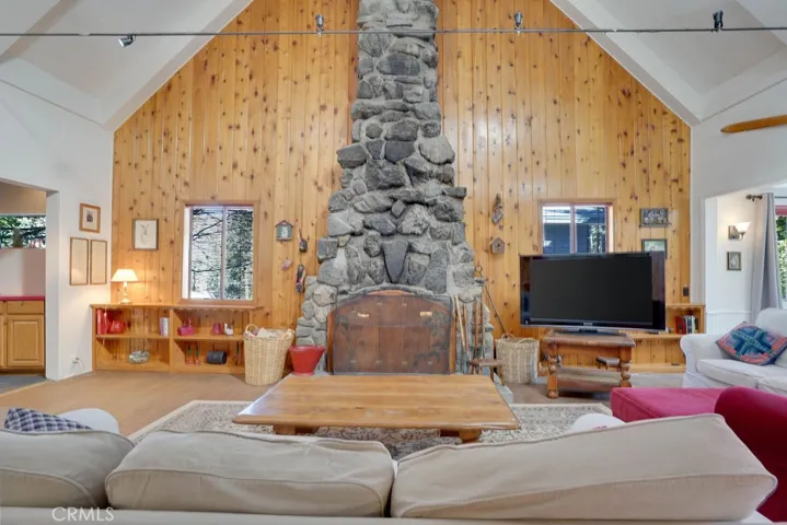 1036 Robin Road, Wrightwood, California 92397