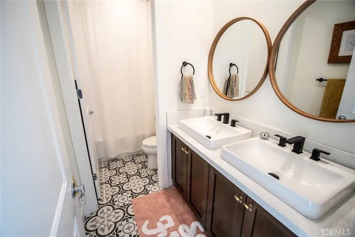 Hall bathroom for other 2 bedrooms
