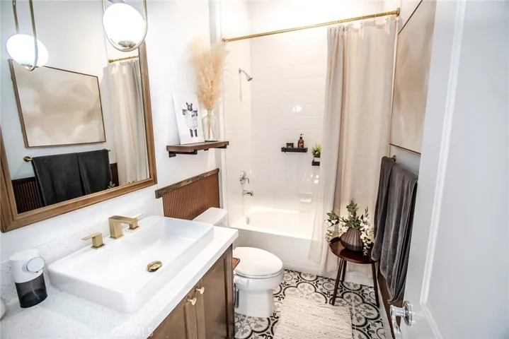 Downstairs full bathroom