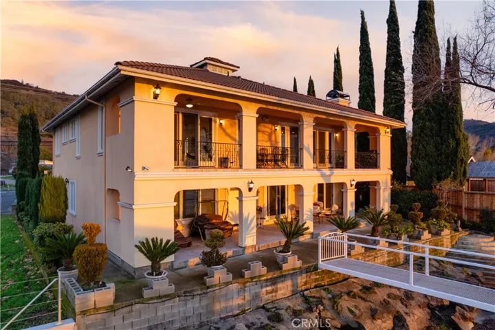 Two level veranda for maximum outdoor enjoyment