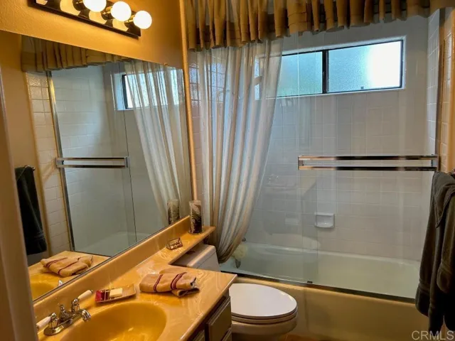 Hall Bath w/tub-shower