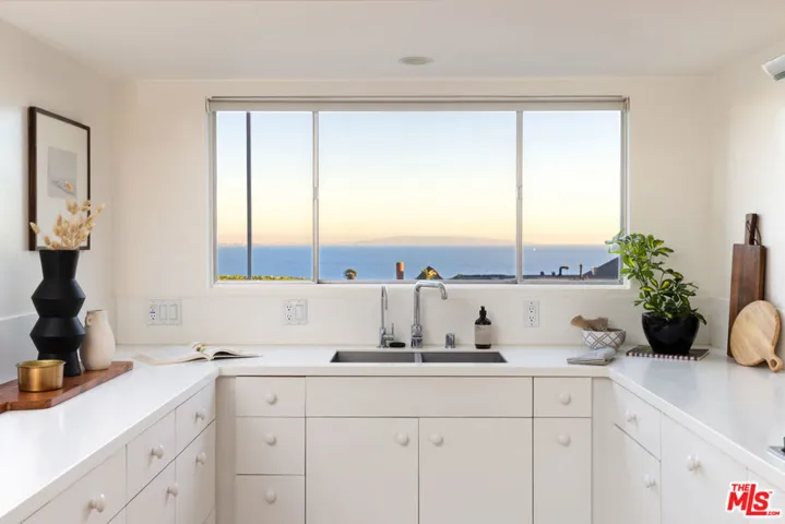 18426 Wakecrest Drive, Malibu, California 90265