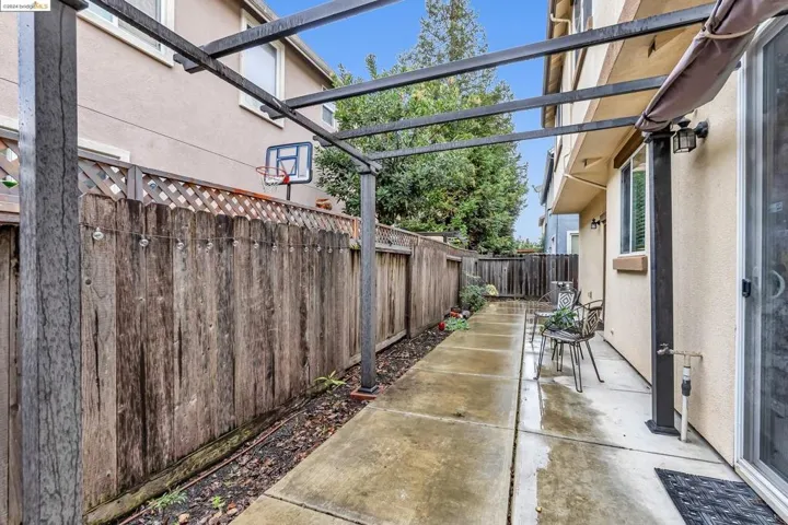 9433 Armstrong Dr, Oakland, California 94603