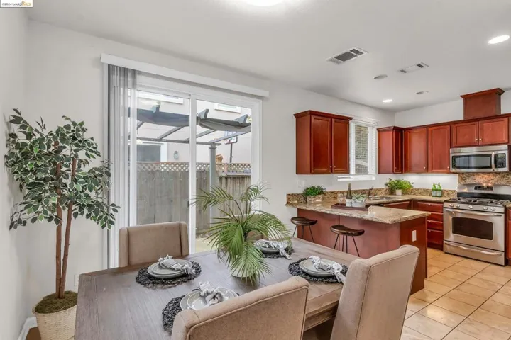 9433 Armstrong Dr, Oakland, California 94603